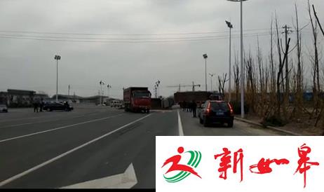 两渣土车相撞轿车遭殃 行车记录仪拍下撞车瞬间（视频）-雉水网