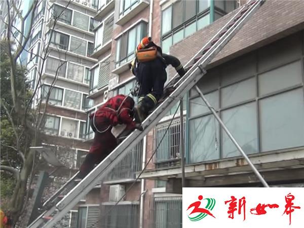 南京江宁一楼道堆垃圾引发火灾 14天的新生儿被困-雉水网