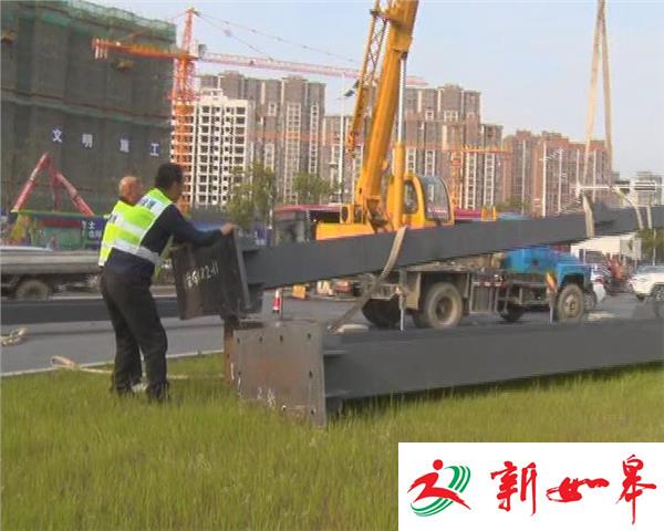 货车转弯太急？12吨钢梁砸落-雉水网