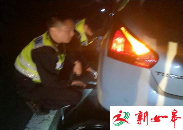 高速路上爆胎女车主犯愁 交警深夜相助换轮胎解忧-雉水网
