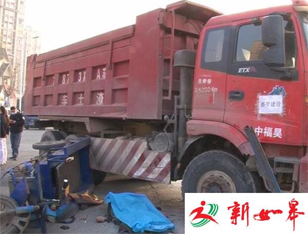 渣土车撞到闯红灯电动三轮车 一男子当场身亡-雉水网