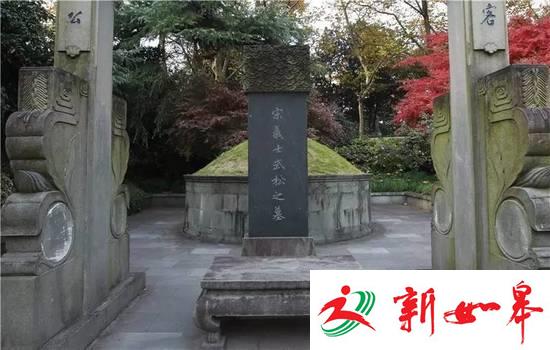 有点尴尬！两位外国游客来西湖游玩，结果把武松墓前的供桌当成了石凳……