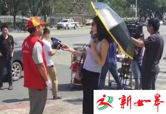 女记者戴墨镜打伞采访救灾志愿者 舆论褒贬不一