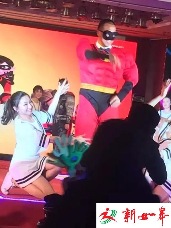 网友吐槽年终奖:前两年发台历 今年每人1条红腰带