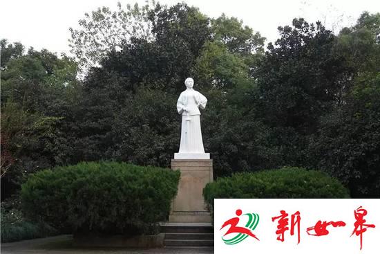 有点尴尬！两位外国游客来西湖游玩，结果把武松墓前的供桌当成了石凳……