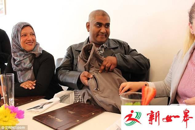 南非商人遇劫遭枪击，中国产手机挡弹救命。