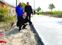 如皋吴窑第一书记新上任 修路建桥解矛盾-雉水网