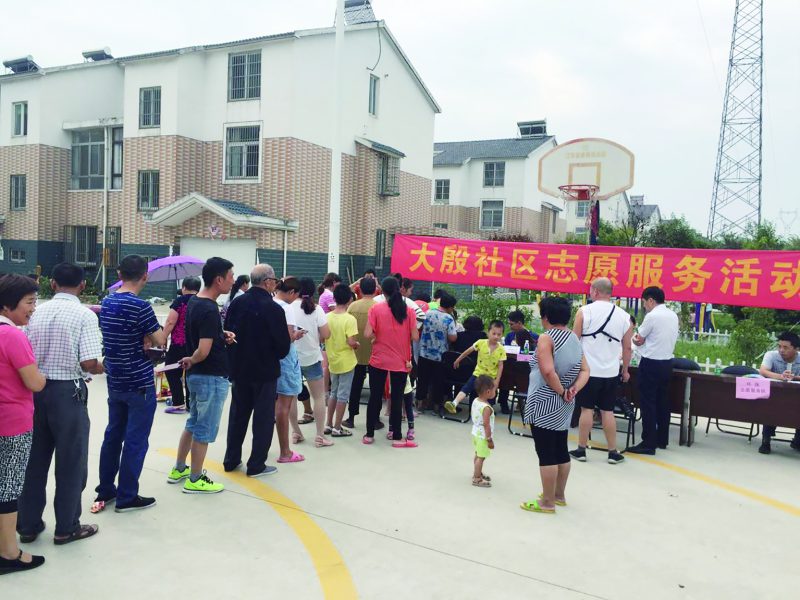 居民排队办理图书卡