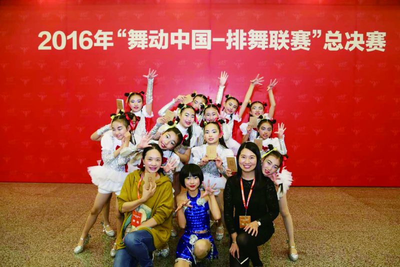 如皋经济技术开发区实验小学在全国排舞总决赛中摘金夺银8