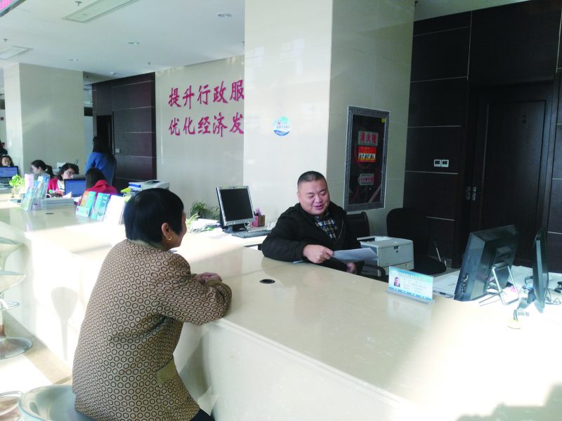 高飞向残疾人了解需求情况