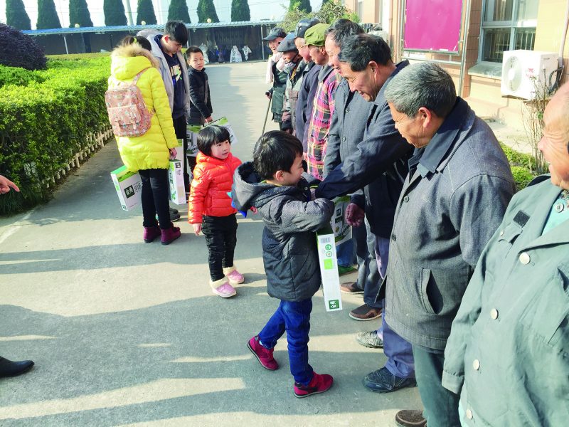 孩子们给老人送去慰问