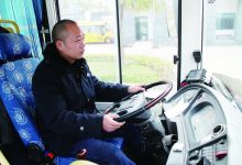 如皋公交车一男子 强抢方向盘险酿祸-雉水网