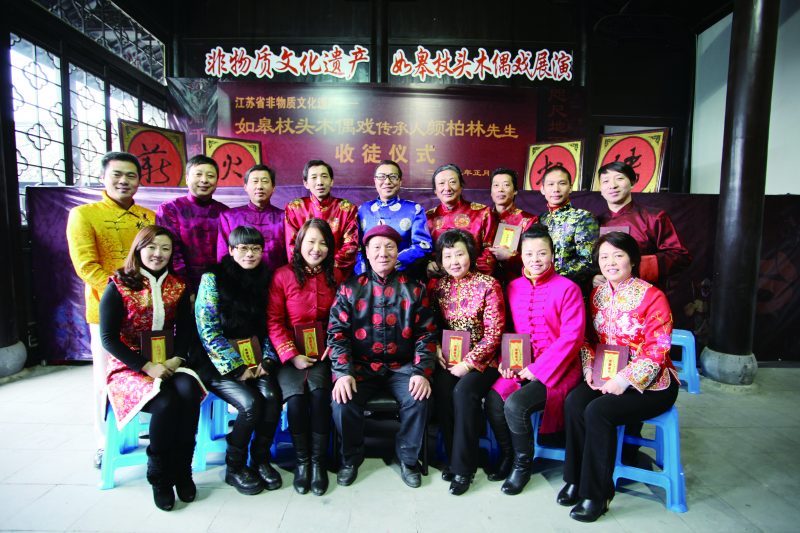 与15位徒弟合影