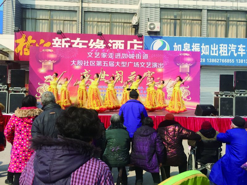 观众认真观看演出