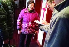 如城街道孔庙社区开展爱心敲门 走帮扶活动-雉水网