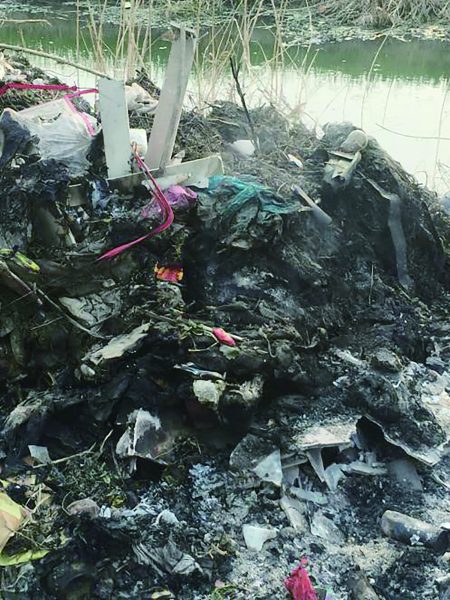 仍在焚烧的垃圾堆