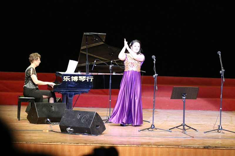 李洁和钢琴