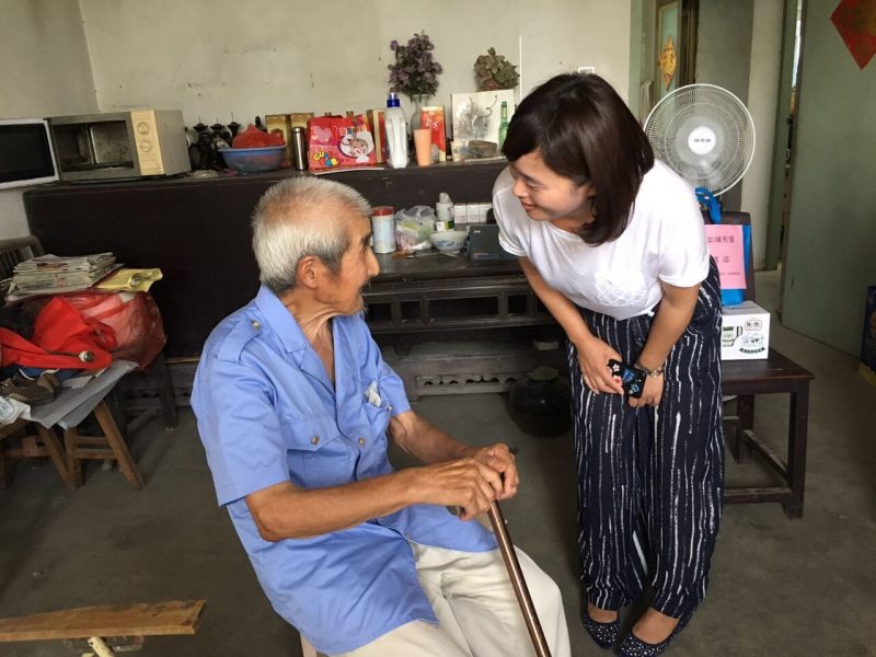 图为如皋旅游度假区党工委副书记钱钰璐慰问特殊家庭