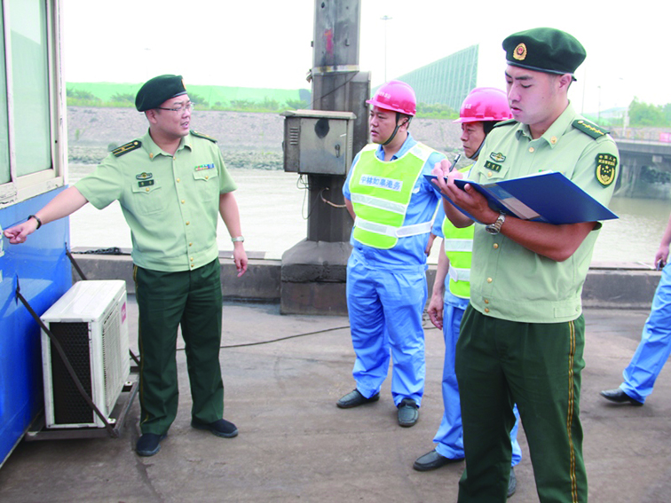 图为现场查看口岸情况