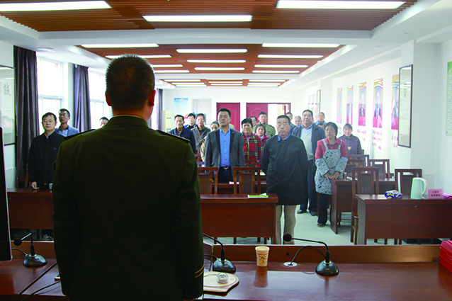 图为这个站官兵与居民起立奏唱国歌