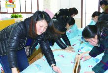 如皋市城东实验幼儿园组织保育老师开展叠被子技能比赛-雉水网