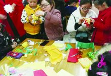 如皋石庄幼儿园叠纸花朵送父母-雉水网