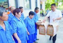 外出创业有成 不忘回报家乡 周兵回家乡如皋慰问800名环卫工人-雉水网