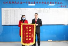优先处理破产企业职工债权 职工代表赠送锦旗表达谢意-雉水网