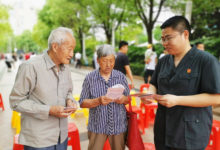 执行法官广场“摆摊设点” ，如皋法院假日广场法庭“疫”后重启焕发新活力！-雉水网
