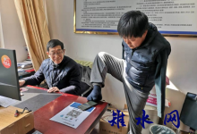 失去双臂的他,自强不息,在用脚和嘴创造书法、演出艺术人生奇迹的同时,他热心公益事业,十几年来累计捐赠300多万元—— 无臂汉子石晓华与他的300多万元慈善捐赠-雉水网