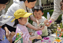 如皋市长江镇海坝社区携手港城第二实验幼儿园开展“春田花花”亲子艺术展活动-雉水网