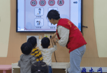 如皋市长江镇头案社区开展“以礼至诚  待人至真”八礼四仪主题进校园活动-雉水网