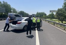 江苏交通综合执法局沿海支队第四大队:化身“推车侠” 快速排除高速险情-雉水网