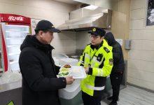 暖心晚饭传递执法温度 人性化执法彰显为民情怀-雉水网