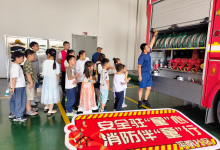 如皋市长江镇平南社区萌娃探秘消防站 零距离体验 “火焰蓝” 风采-雉水网