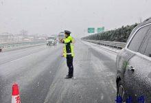 交通执法人员风雪中的坚守-雉水网
