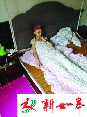 活泼美丽的朱悦在多次化疗后，头发掉光了。陈鹏飞供图