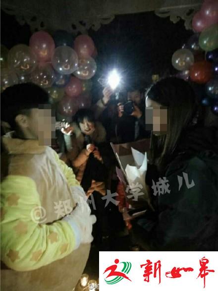 网爆郑州某校平安夜女生向女生告白成功