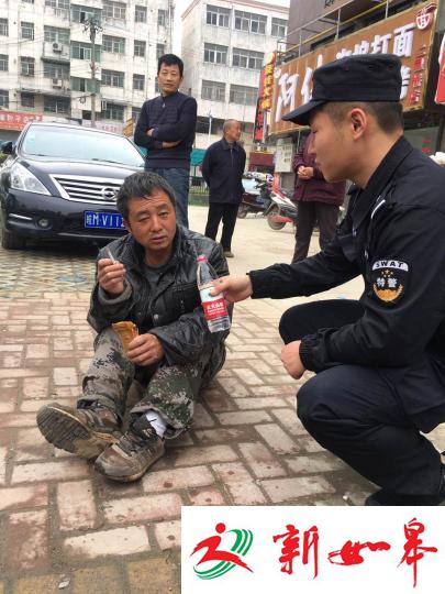 安徽来安一名醉酒男子酣睡在马路上，险些被车碰伤，多亏民警及时发现，避免了意外发生。　陈永东　摄