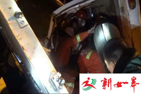 面包车坠入60米深崖 警民冬夜合力救援8名生还者