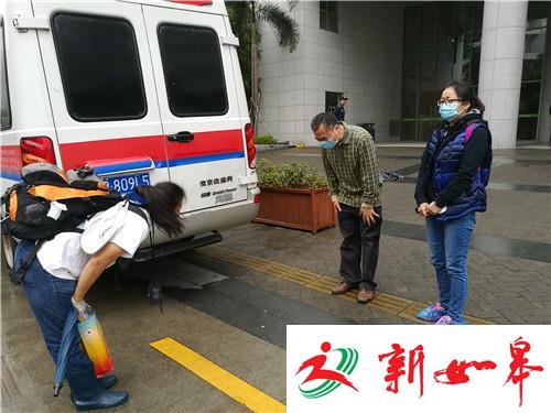 罗一笑的遗体被送上救护车