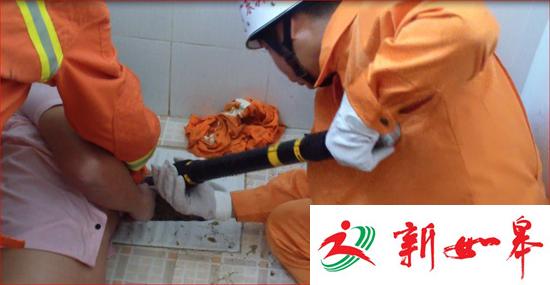 男子如厕时手机掉落厕所管道 打捞时手被卡住