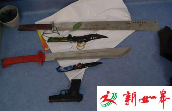 网上逃犯醉驾撞上抢劫嫌犯 被用枪顶头勒索1万元