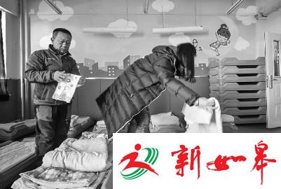 幼儿园里孩子们午睡的被窝儿都是老师用装满热水的饮料瓶焐热的 新文化记者 郭亮 摄