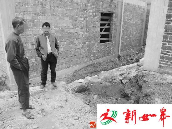 村民苏某兴（左）说，木材就是在这泥坑挖到的。