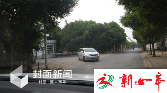 9月27日早上6时15分，前来接牟其中出狱的车到达湖北洪山监狱，35分钟后，6时50分，牟其中乘车离开服刑16年的监狱。