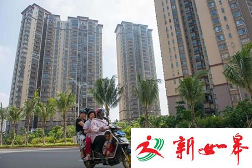 资料图：10月10日，市民在某地产项目前路过。 中新社记者 骆云飞 摄