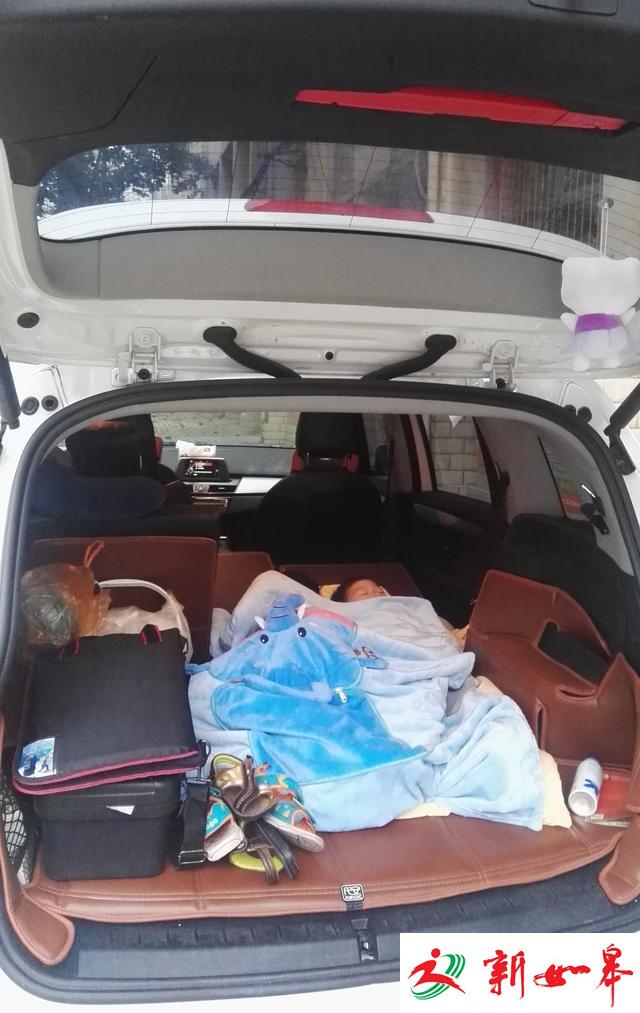 女老师早上7点带孩子到校备课 俩娃在后备箱酣睡