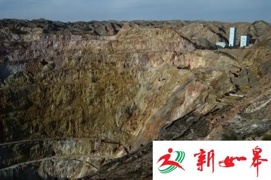 9月1日，白银露天矿旧址，直径达到一千米的矿坑叙述着白银这座矿城的历史。 新京报记者吴江 摄