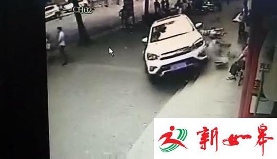 车辆撞人后又撞上台阶 网友供图